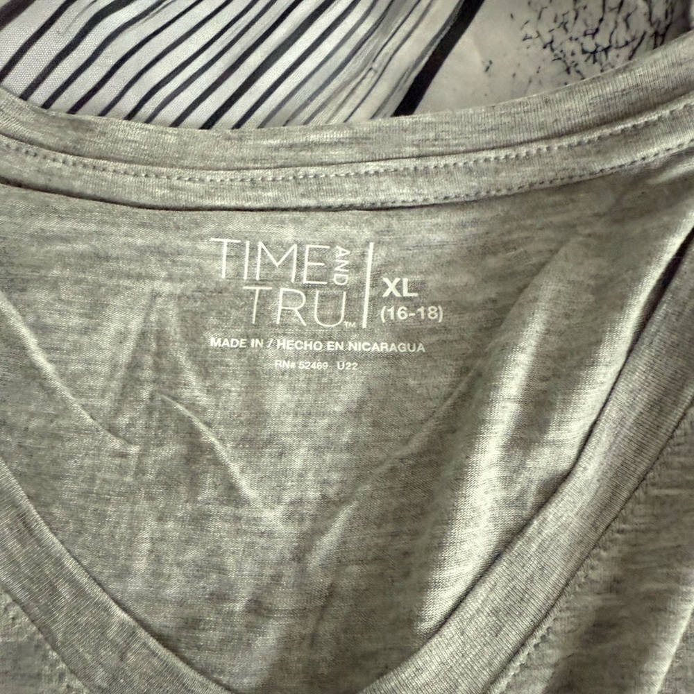 Time and Tru Women's Light Gray Short Sleeve Tee